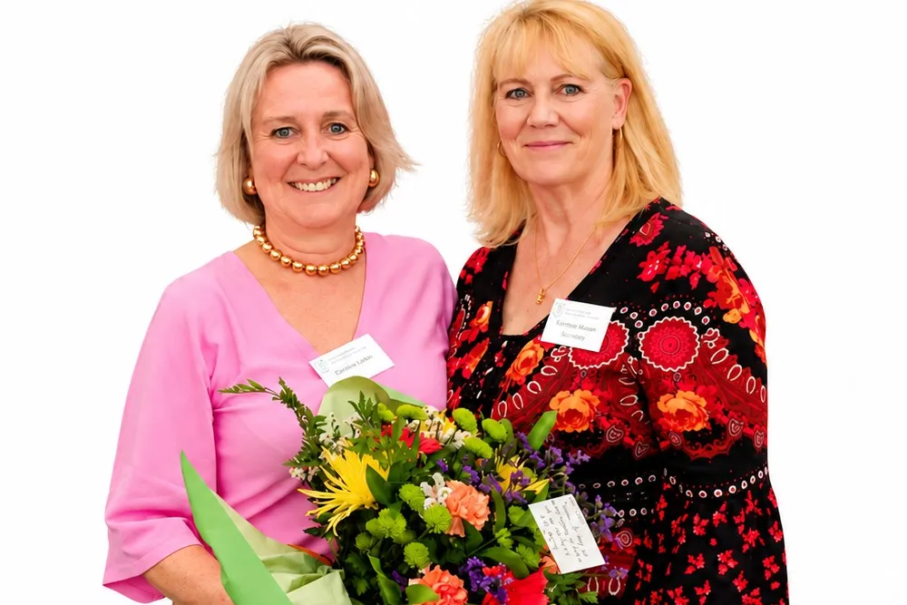 Dos mujeres de la comunidad de EUW Marina Alta con un ramo de flores